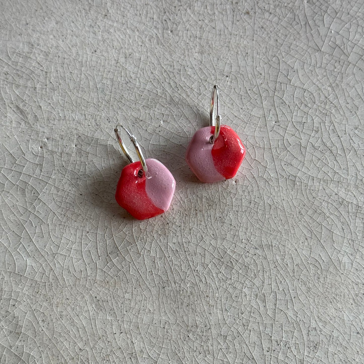 Pendientes rojos y rosas